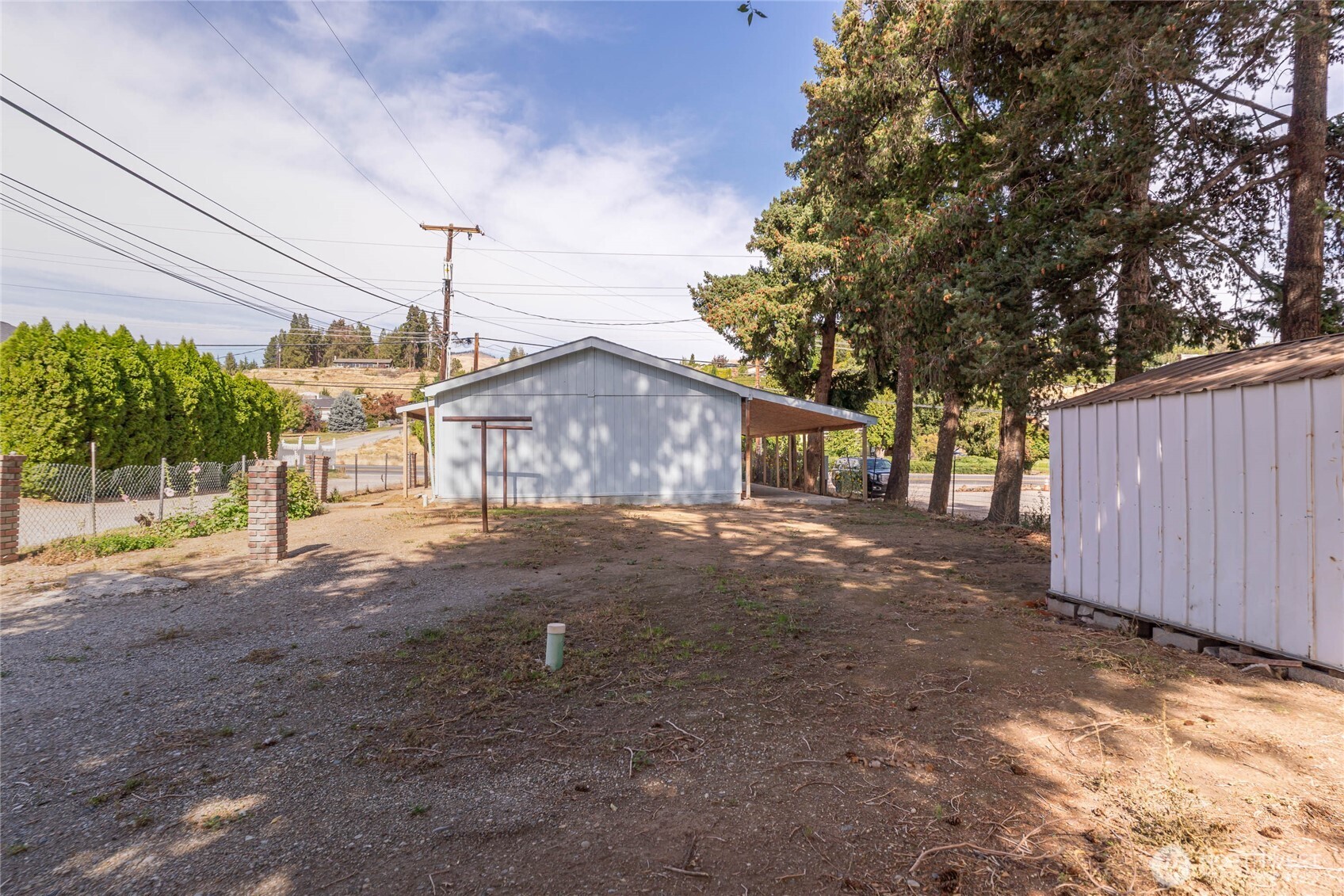327 Easy Street Property Photo 15