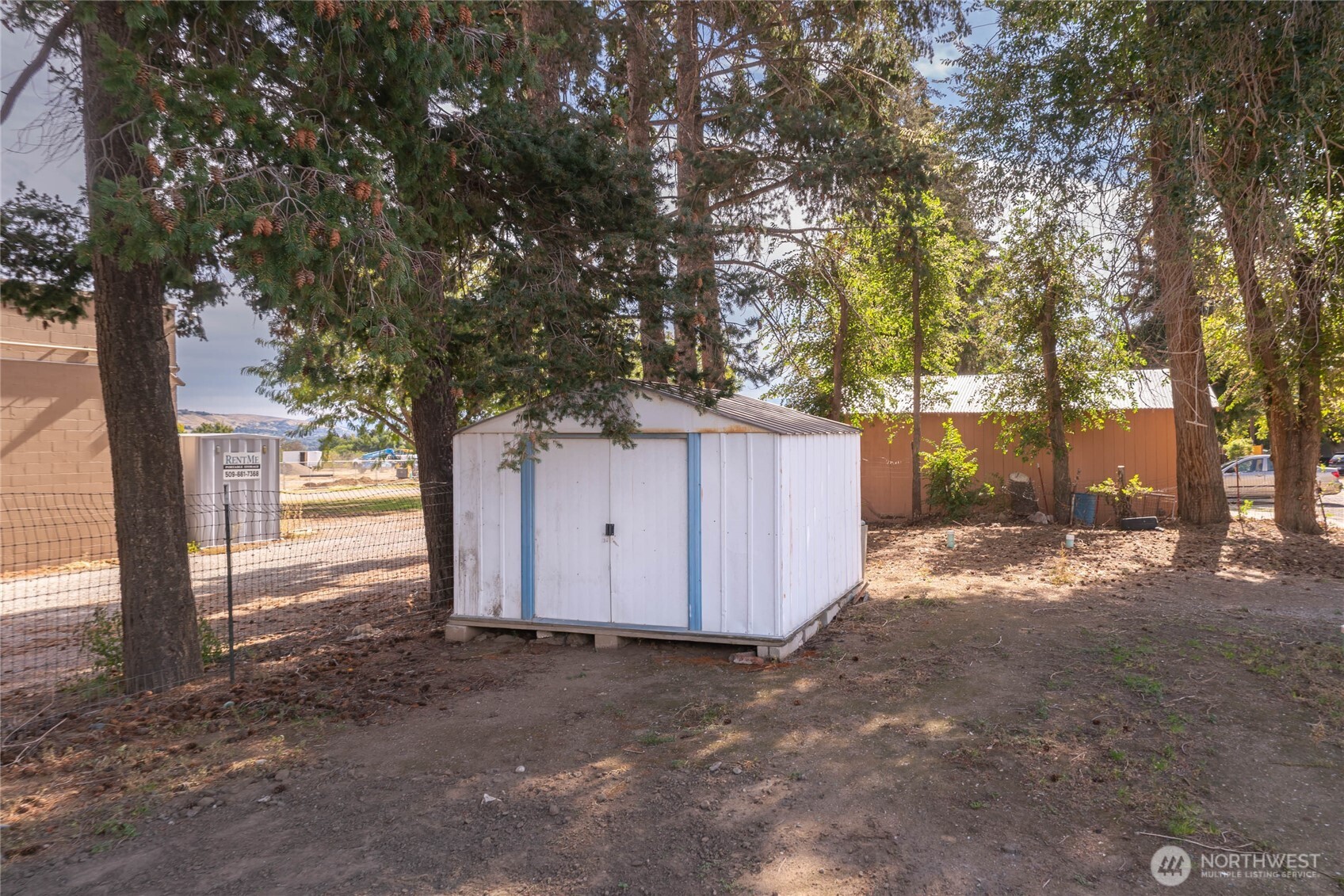 327 Easy Street Property Photo 16