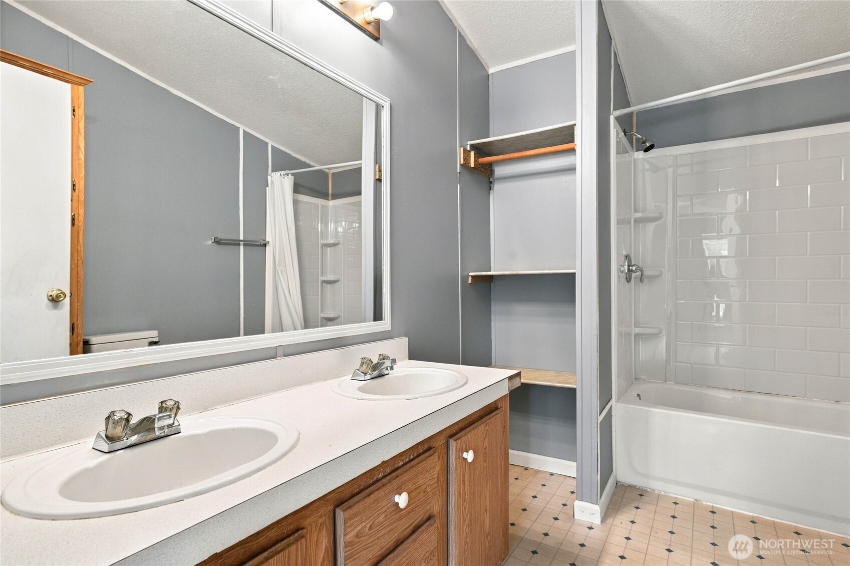 327 Easy Street Property Photo 23