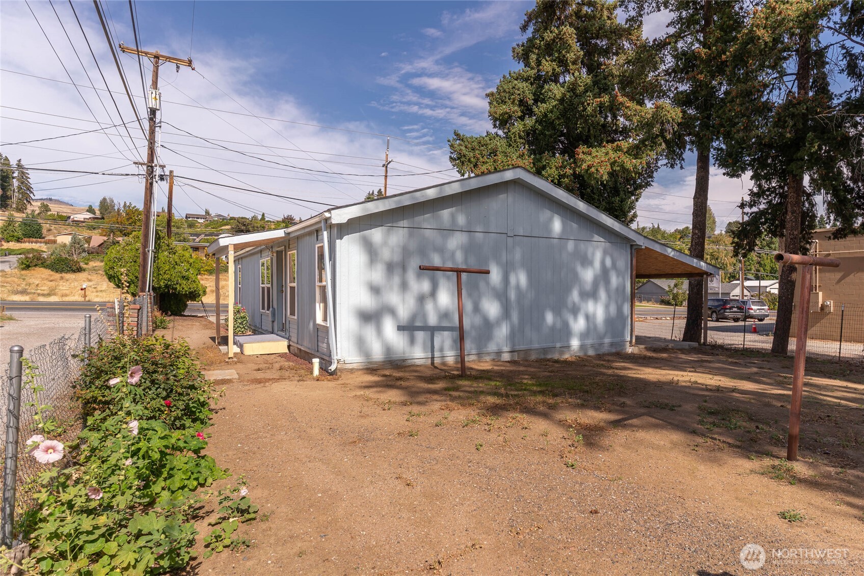 327 Easy Street Property Photo 24