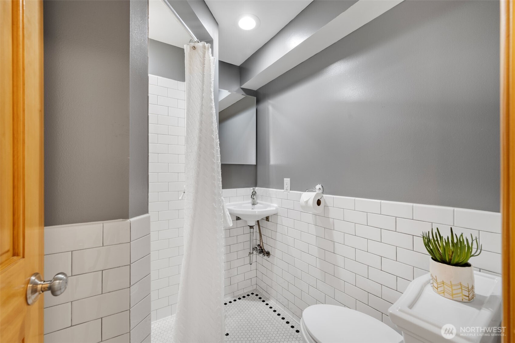8007 Wallingford Avenue Property Photo 16
