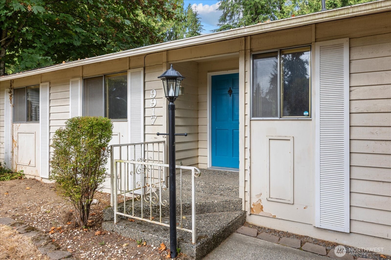 9917 38th Place Property Photo 2