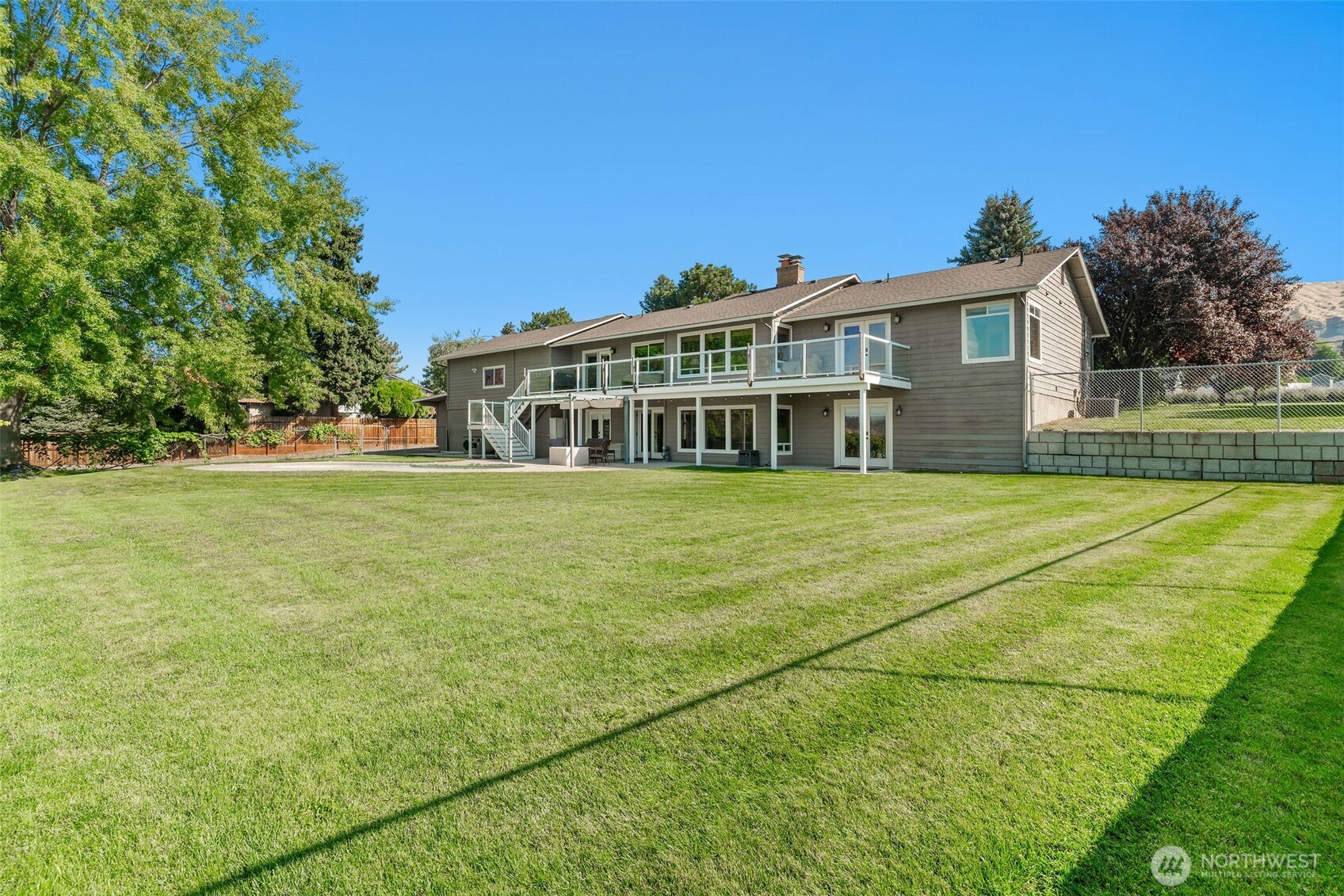 3820 Nw Cascade Avenue Property Photo 2