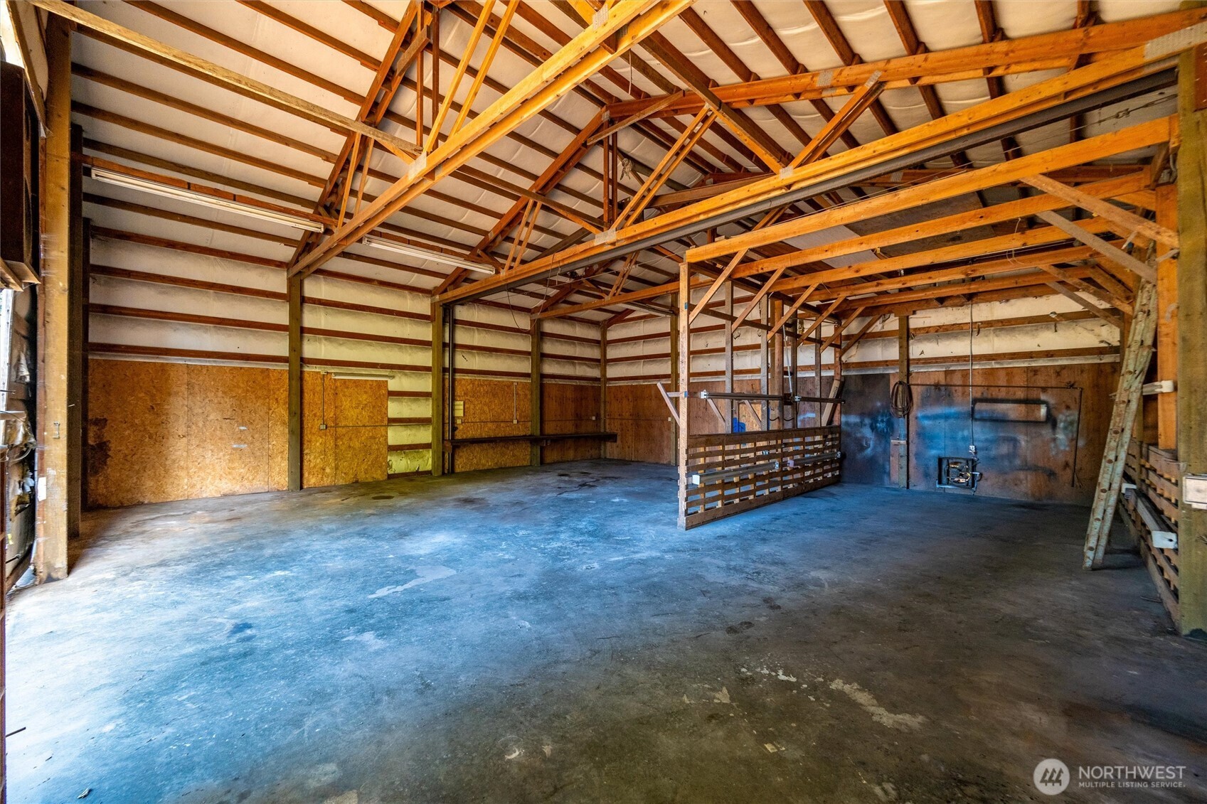 2033 E Pole Road Property Photo 5