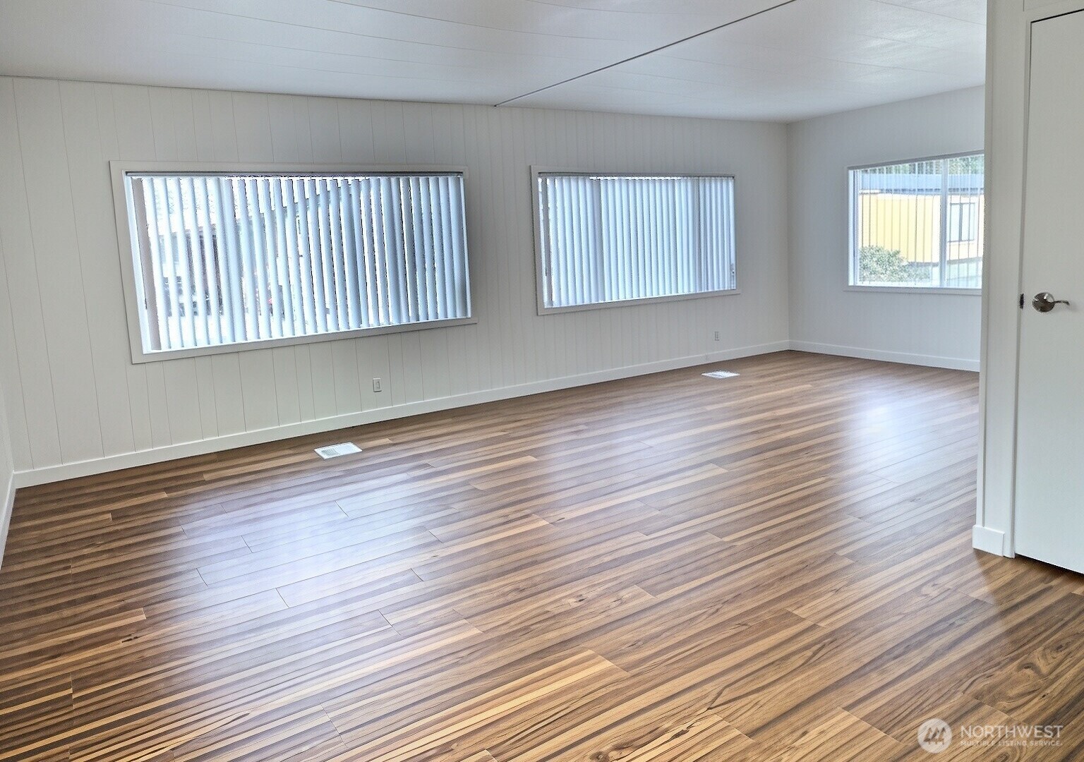 15401 Washington Avenue 3 Property Photo 2