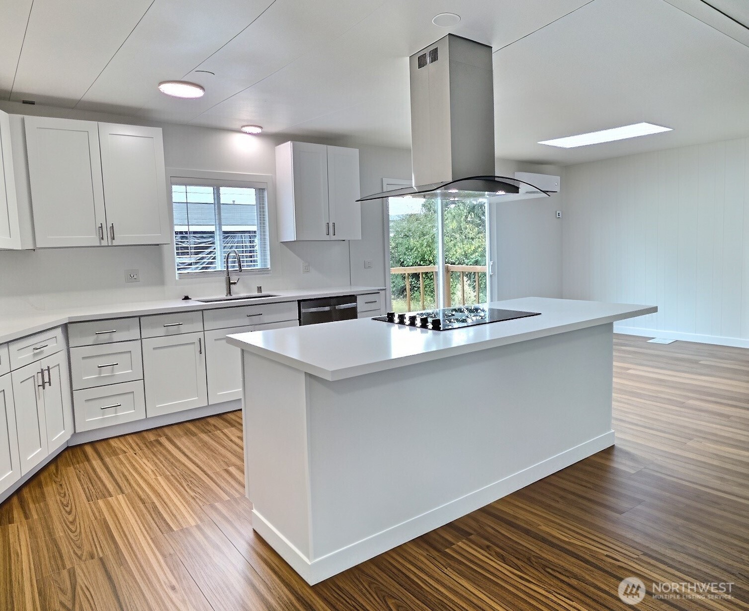 15401 Washington Avenue 3 Property Photo 4
