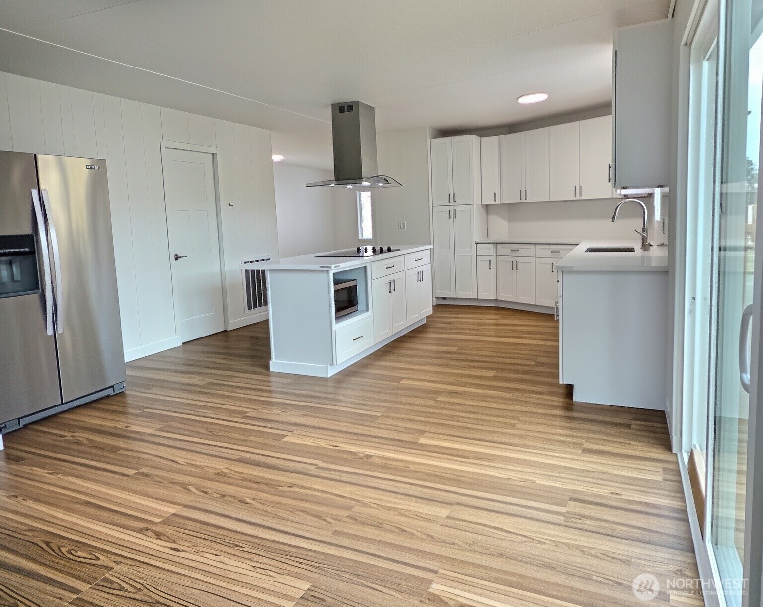 15401 Washington Avenue 3 Property Photo 5