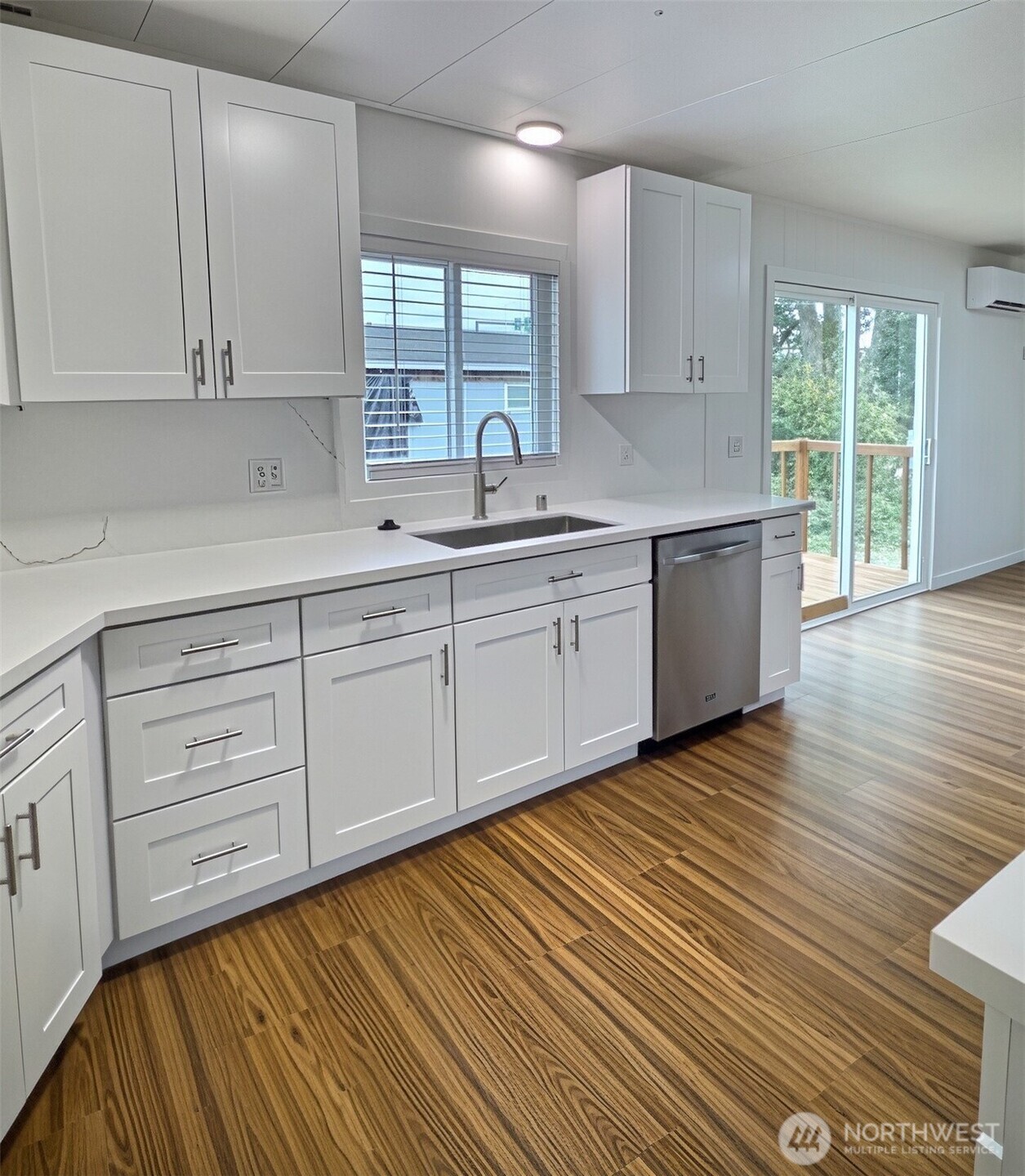 15401 Washington Avenue 3 Property Photo 6