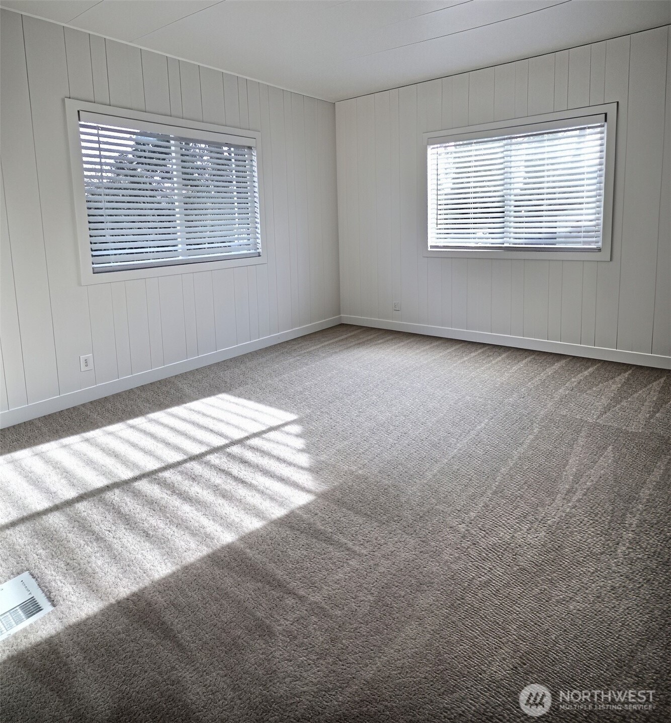 15401 Washington Avenue 3 Property Photo 9