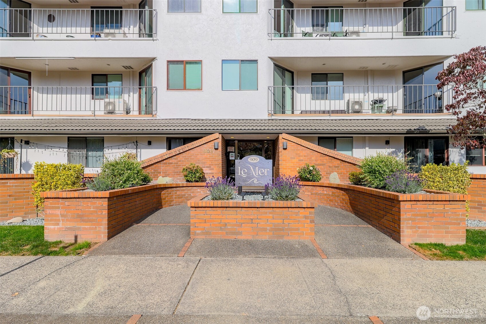 909 N I Street 202 Property Photo 1