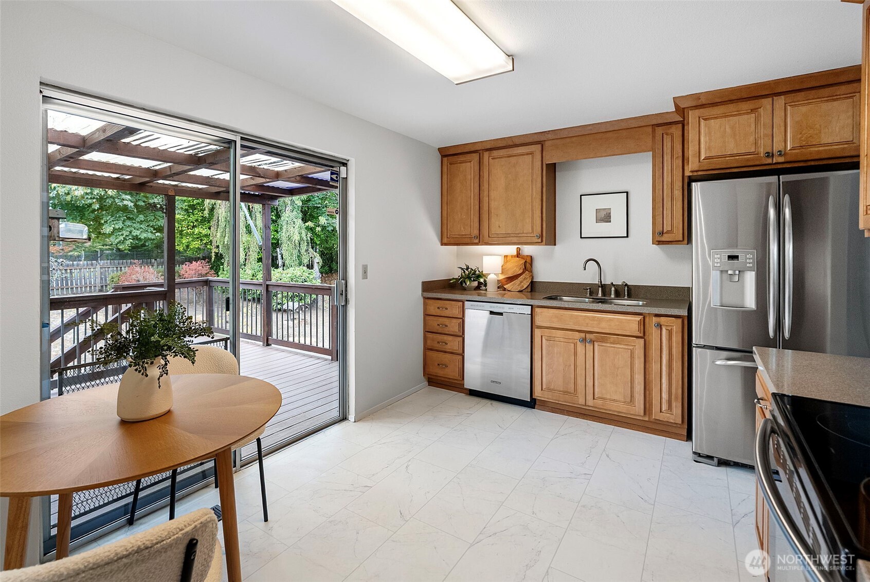 1216 N Woodlawn Street Property Photo 8