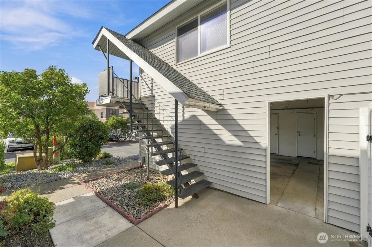 100 Simon Street 8 Property Photo 3