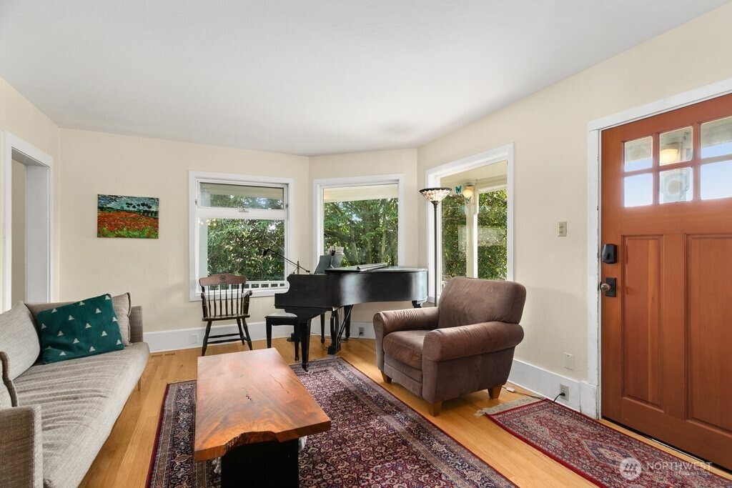 2112 Ne 55th Street Property Photo 4