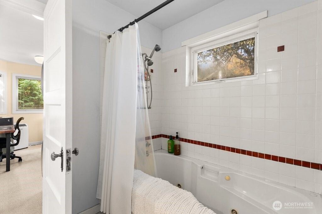 2112 Ne 55th Street Property Photo 14