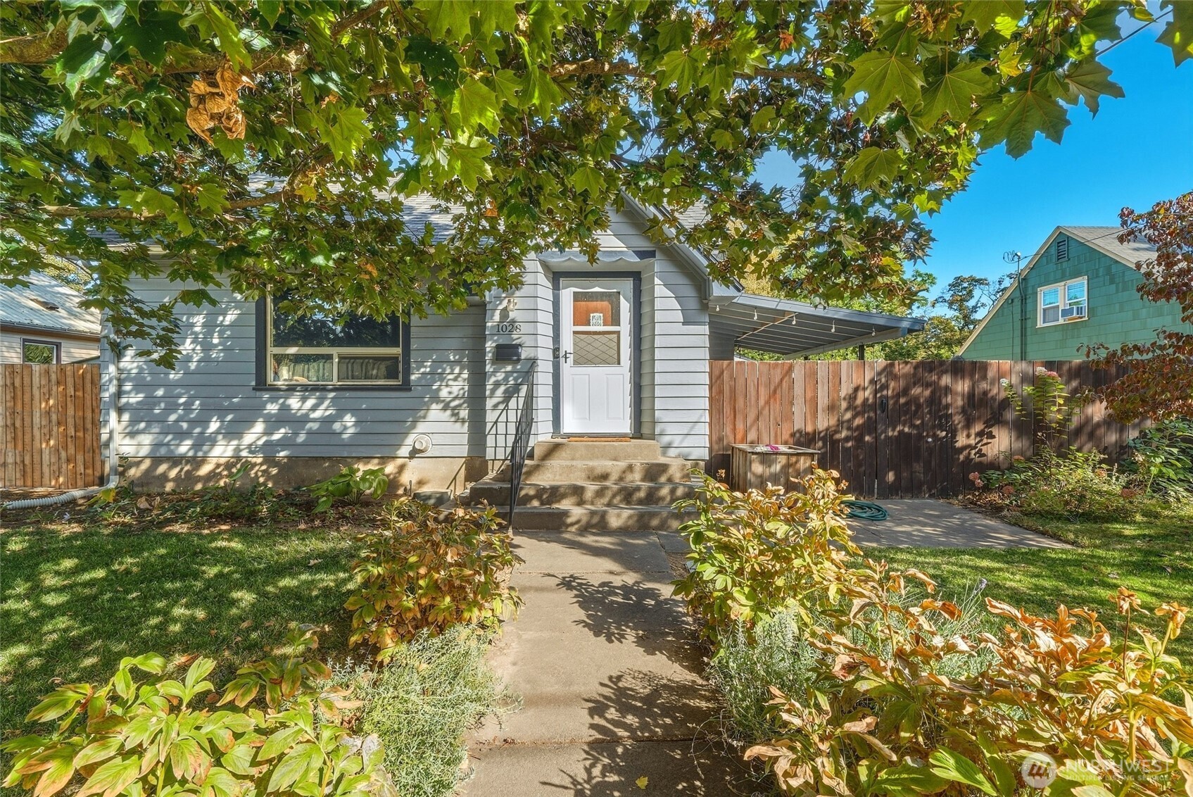 1028 N Clinton Street Property Photo 1