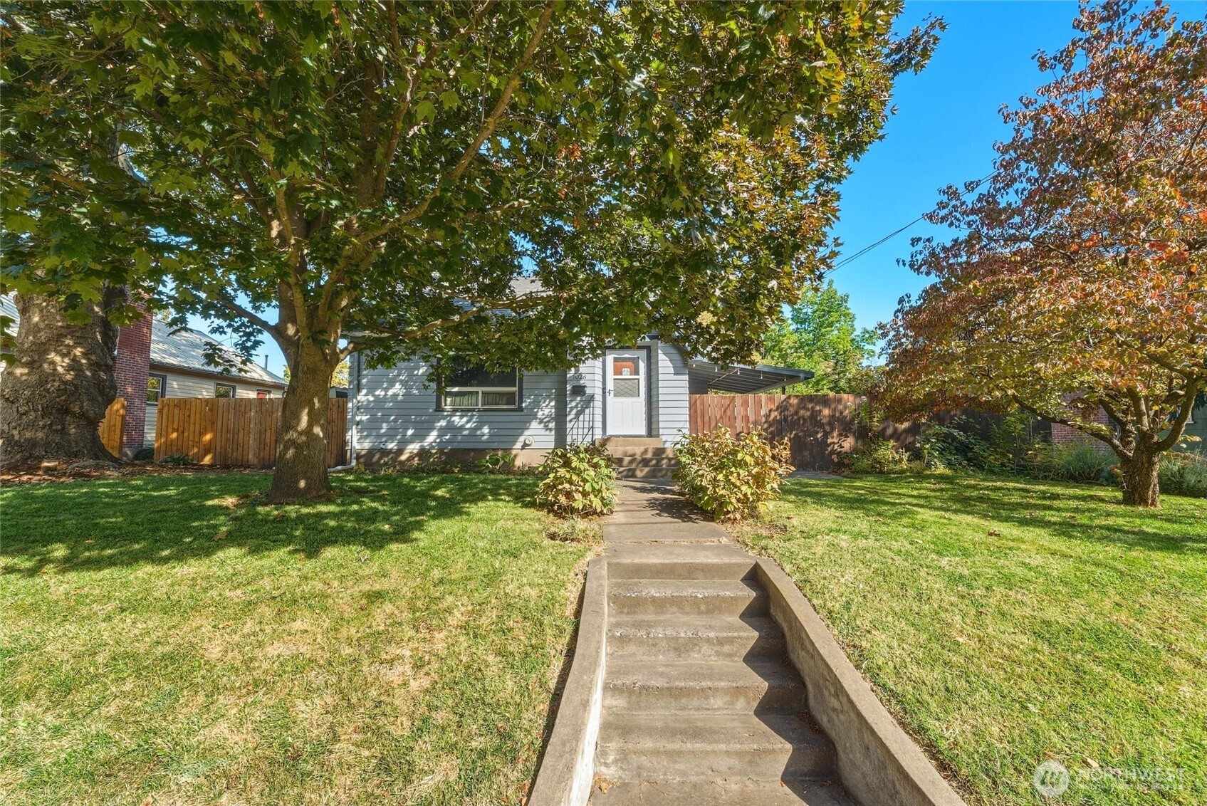 1028 N Clinton Street Property Photo 3