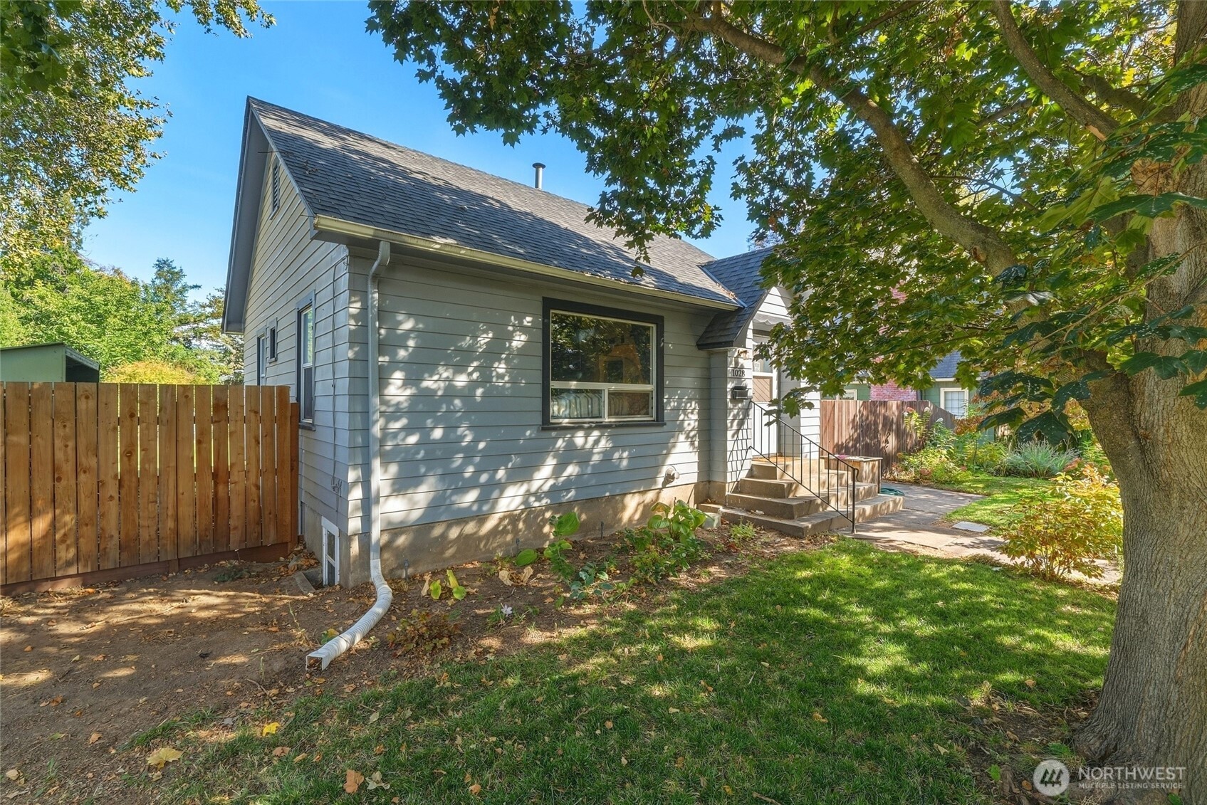 1028 N Clinton Street Property Photo 5