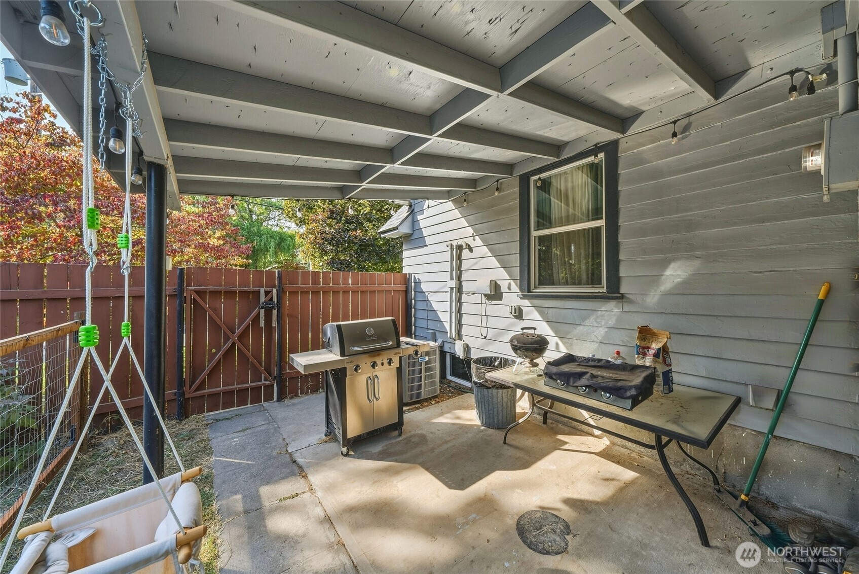 1028 N Clinton Street Property Photo 6