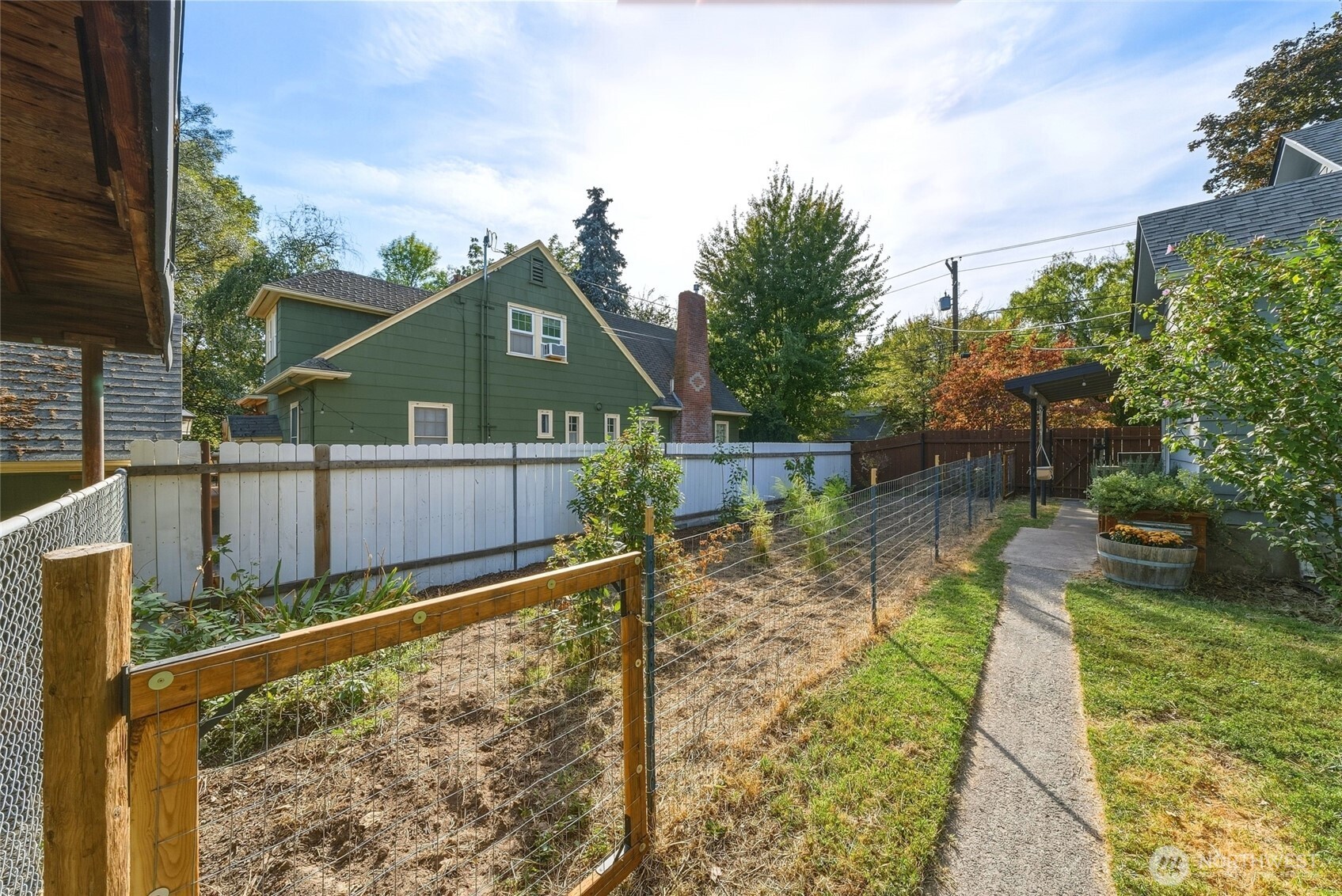 1028 N Clinton Street Property Photo 23