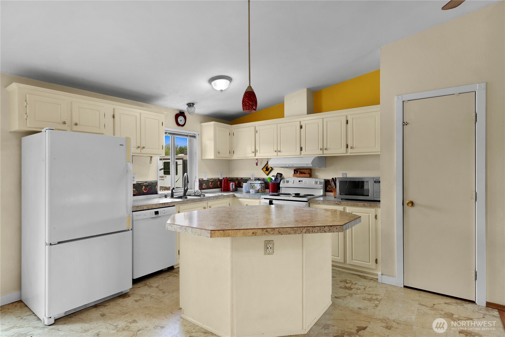 5823 Northwest Drive Property Photo 14