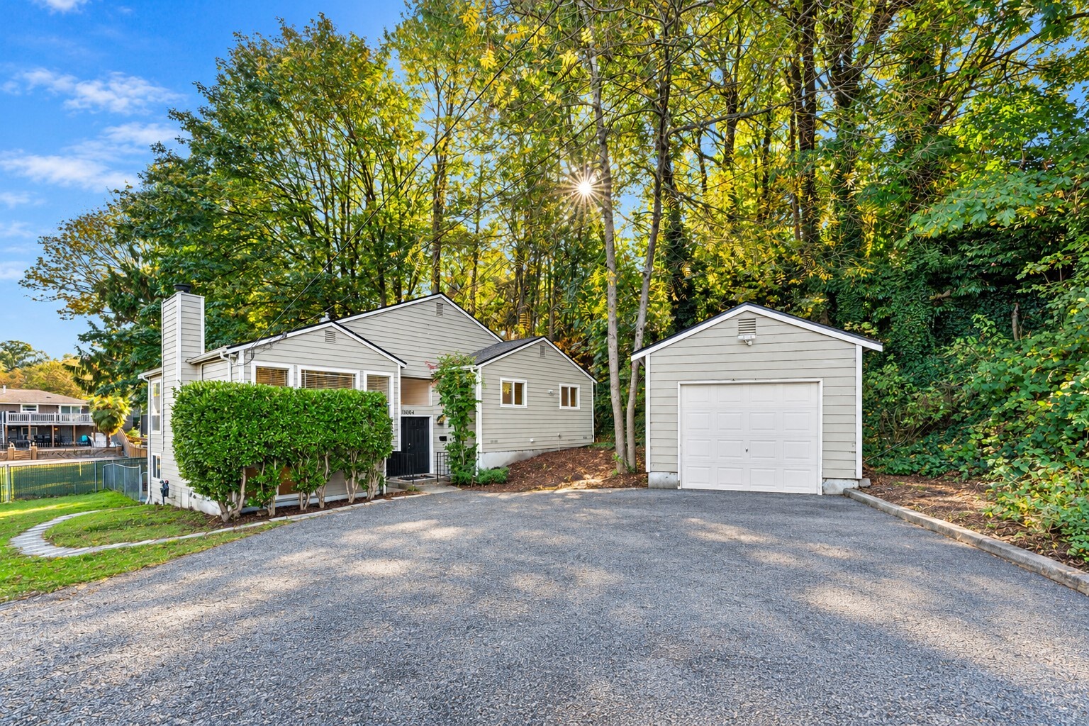 10004 Beacon Avenue Property Photo 1