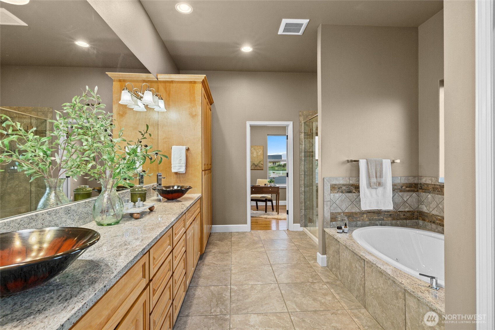 240 Majestic Heights Drive Property Photo 16