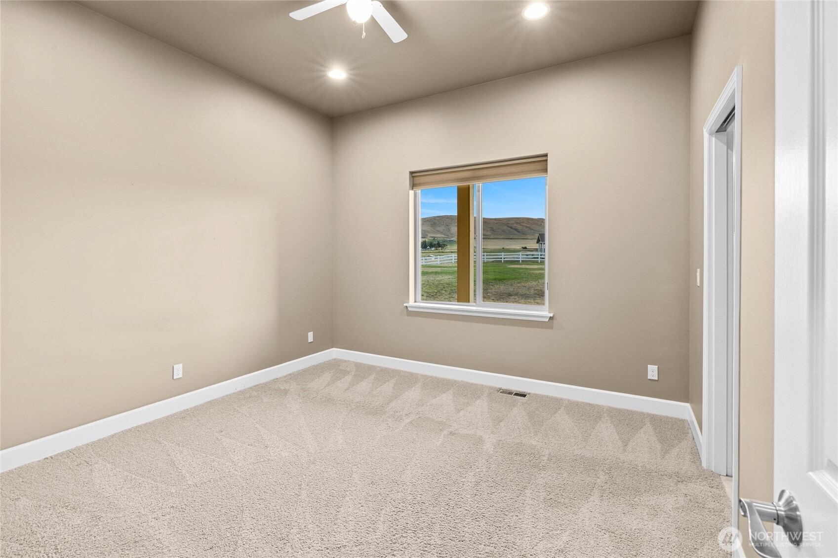 240 Majestic Heights Drive Property Photo 19