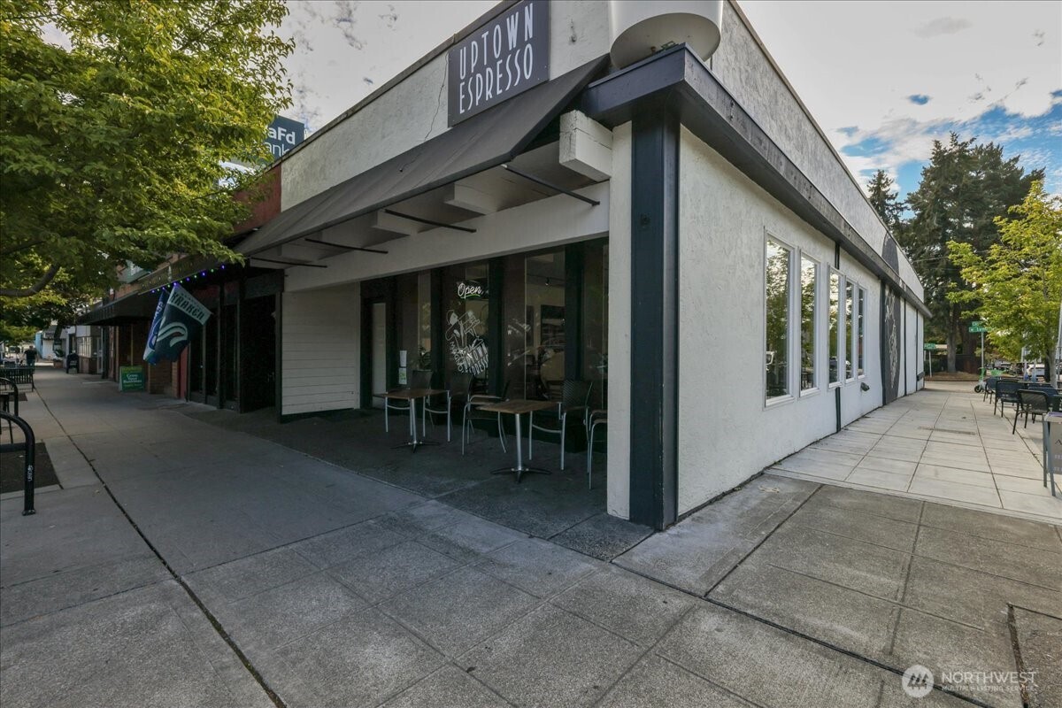 3221 W Mcgraw Street Property Photo 2