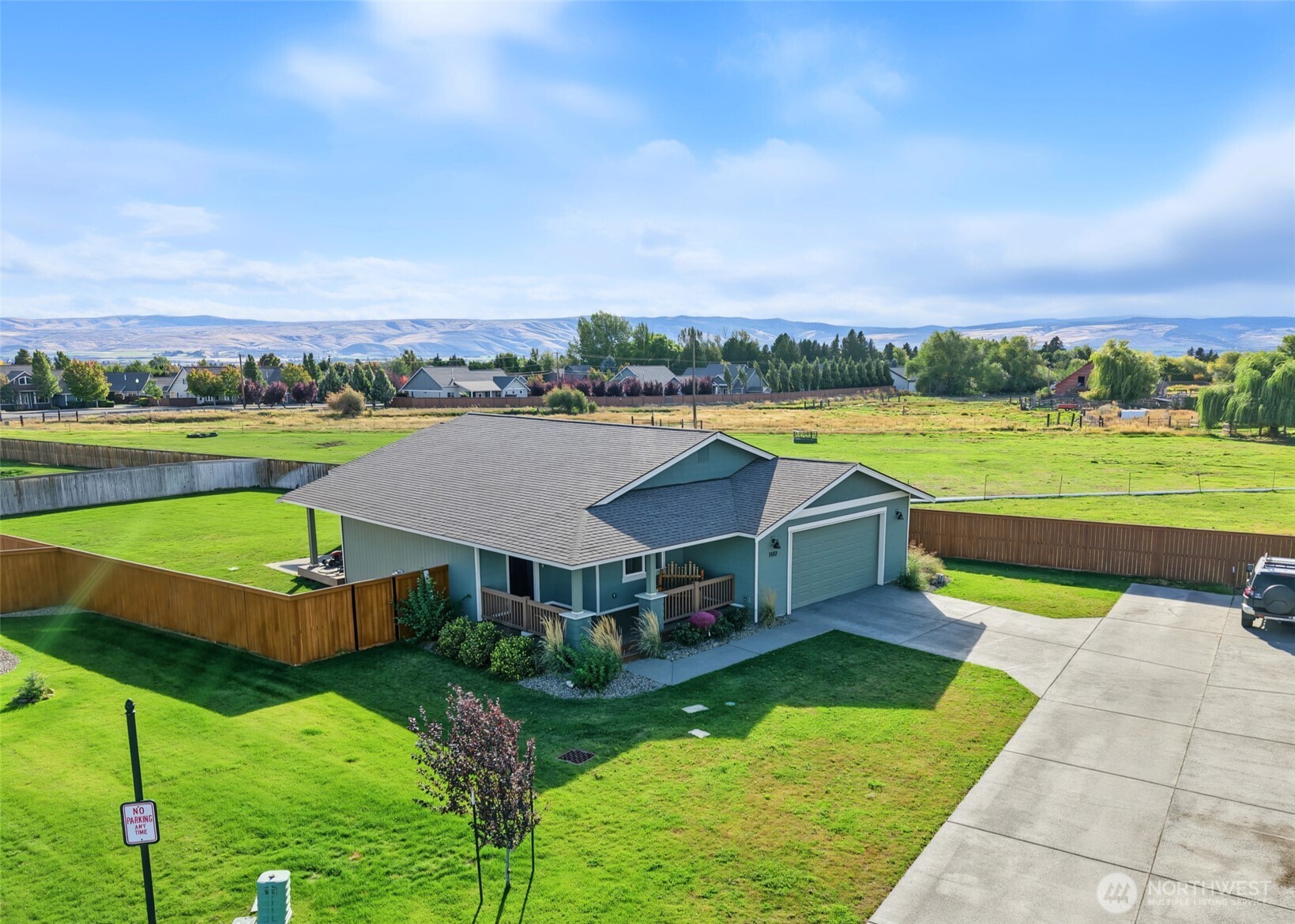 1102 E Twilight Ln Property Photo 1