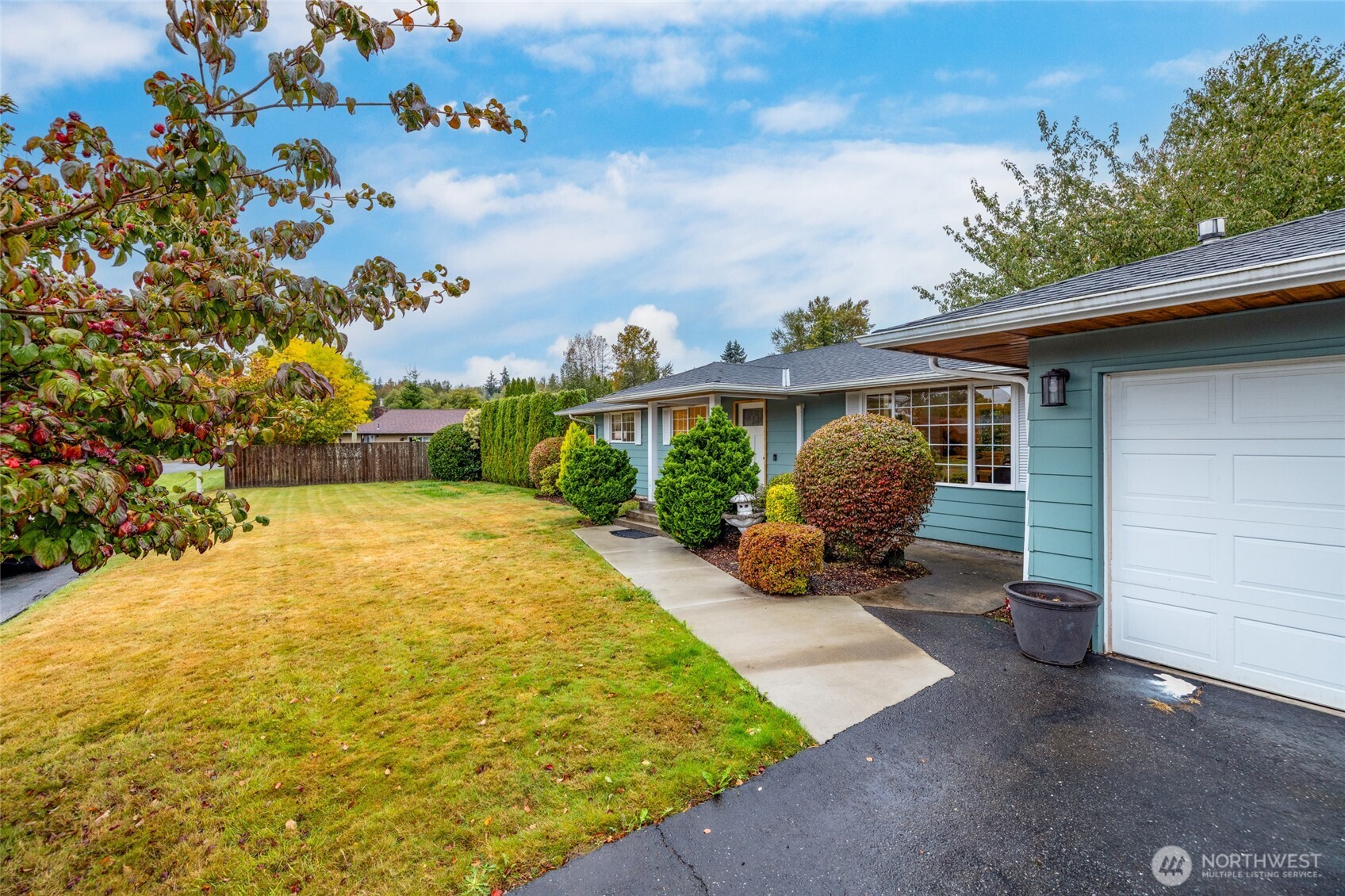 18727 Fishermans Loop Property Photo 3
