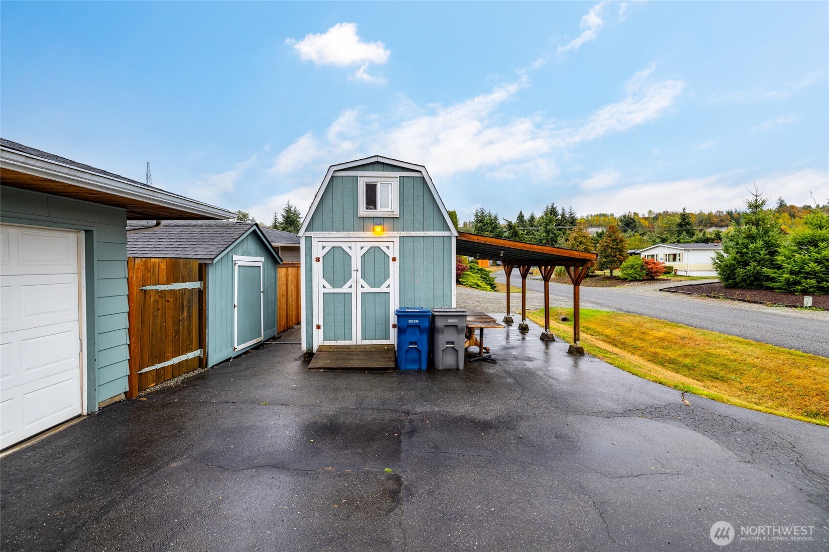 18727 Fishermans Loop Property Photo 4