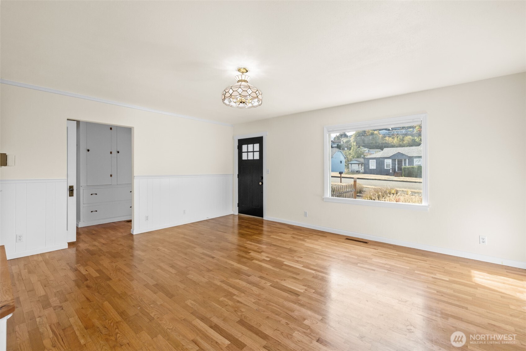 1227 E 4th Street Property Photo 8