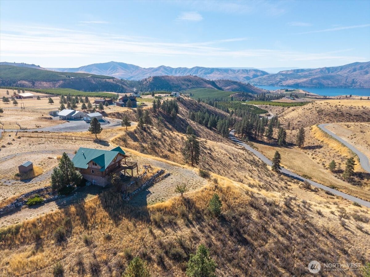 595 Chelan Trails Road Property Photo 2