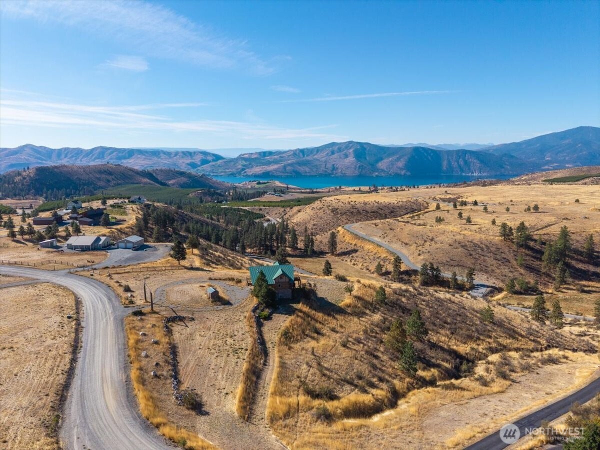 595 Chelan Trails Road Property Photo 3