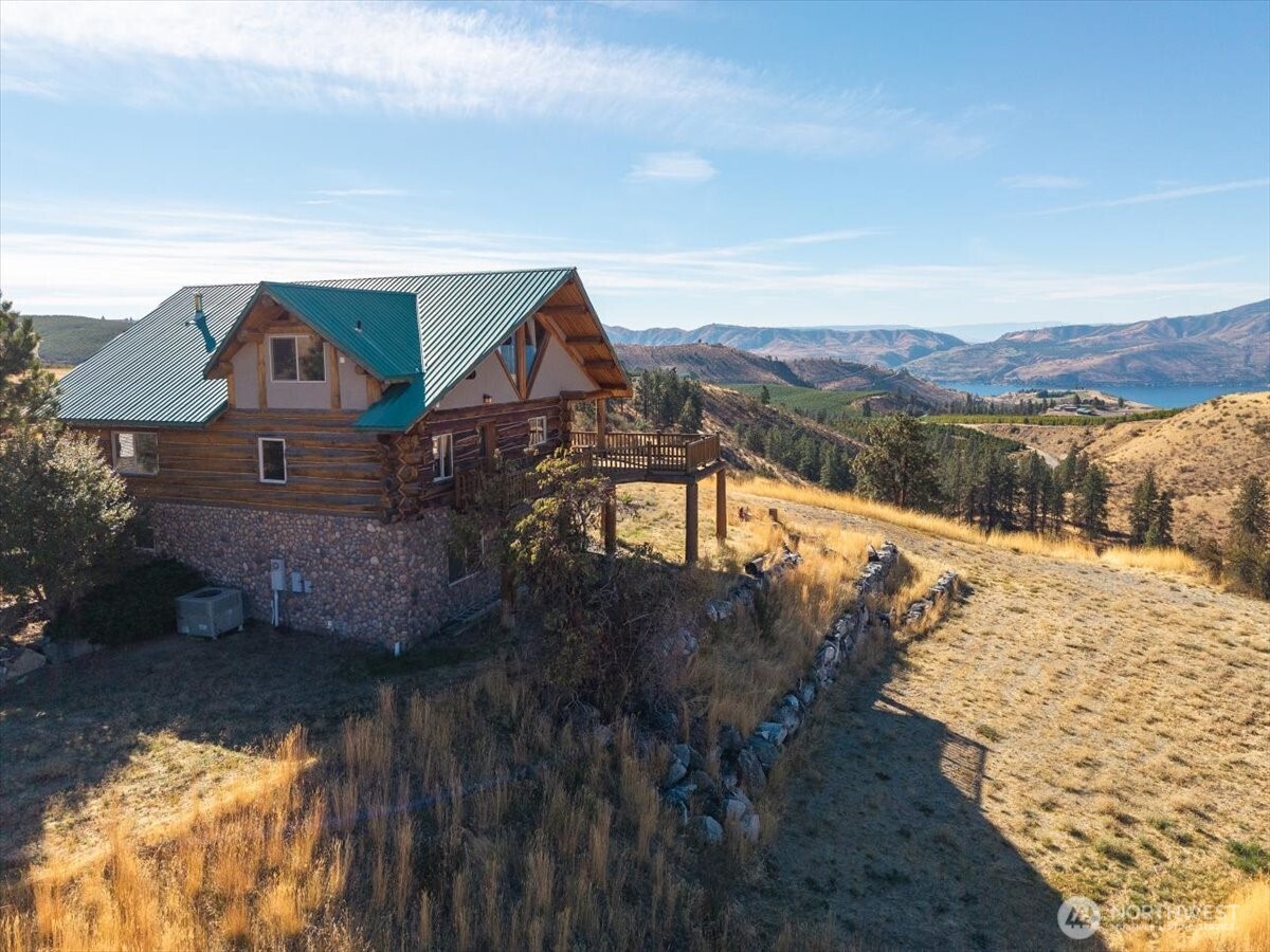 595 Chelan Trails Road Property Photo 4
