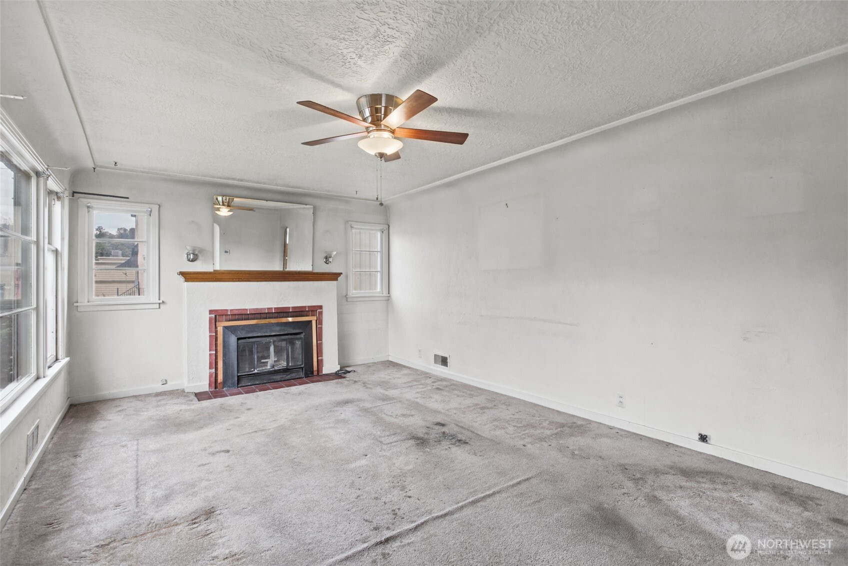 220 S Tobin Street Property Photo 4