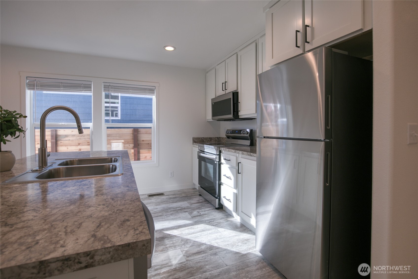 627 -c Sunset Avenue Property Photo 9