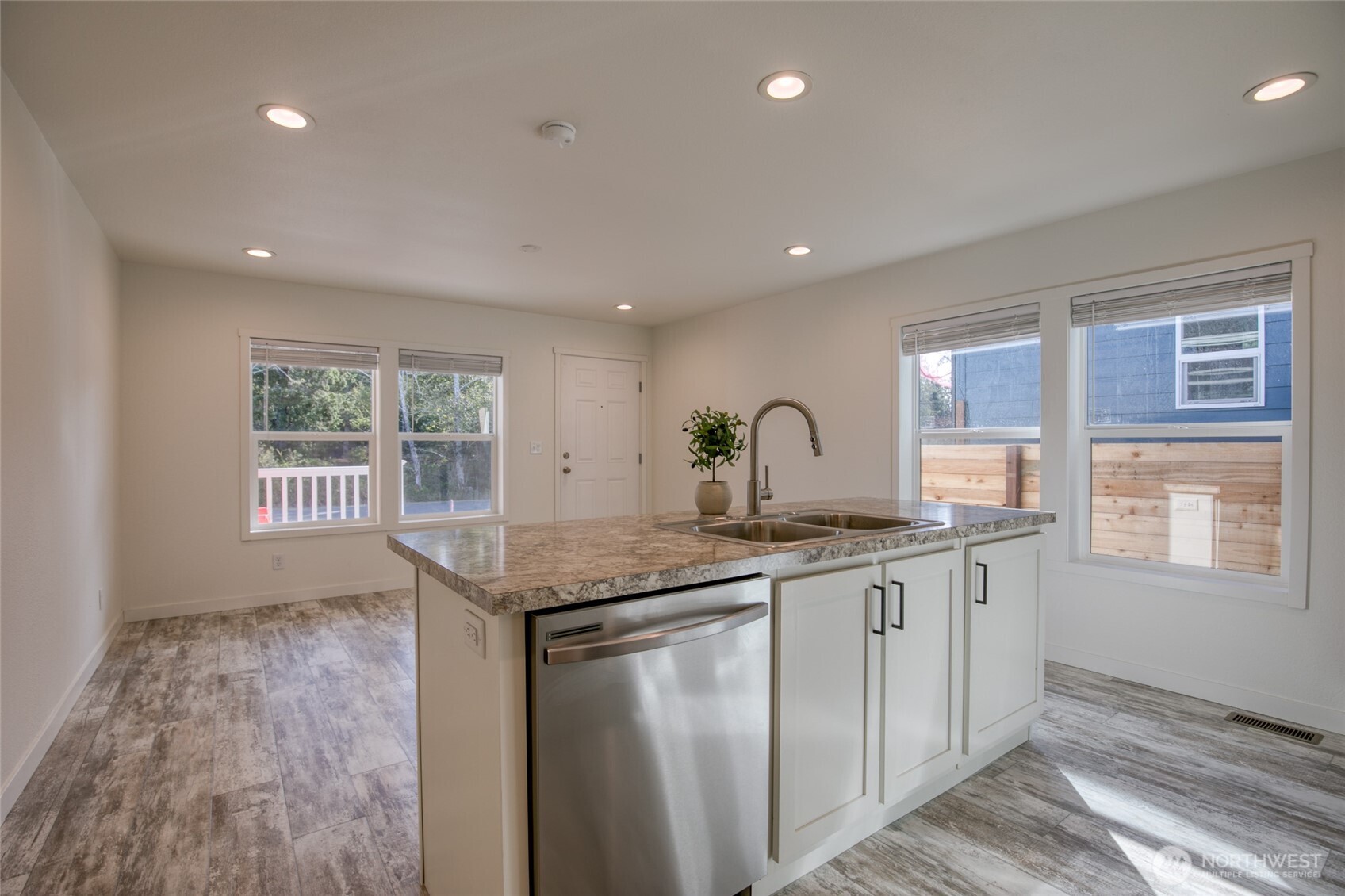 627 -c Sunset Avenue Property Photo 11