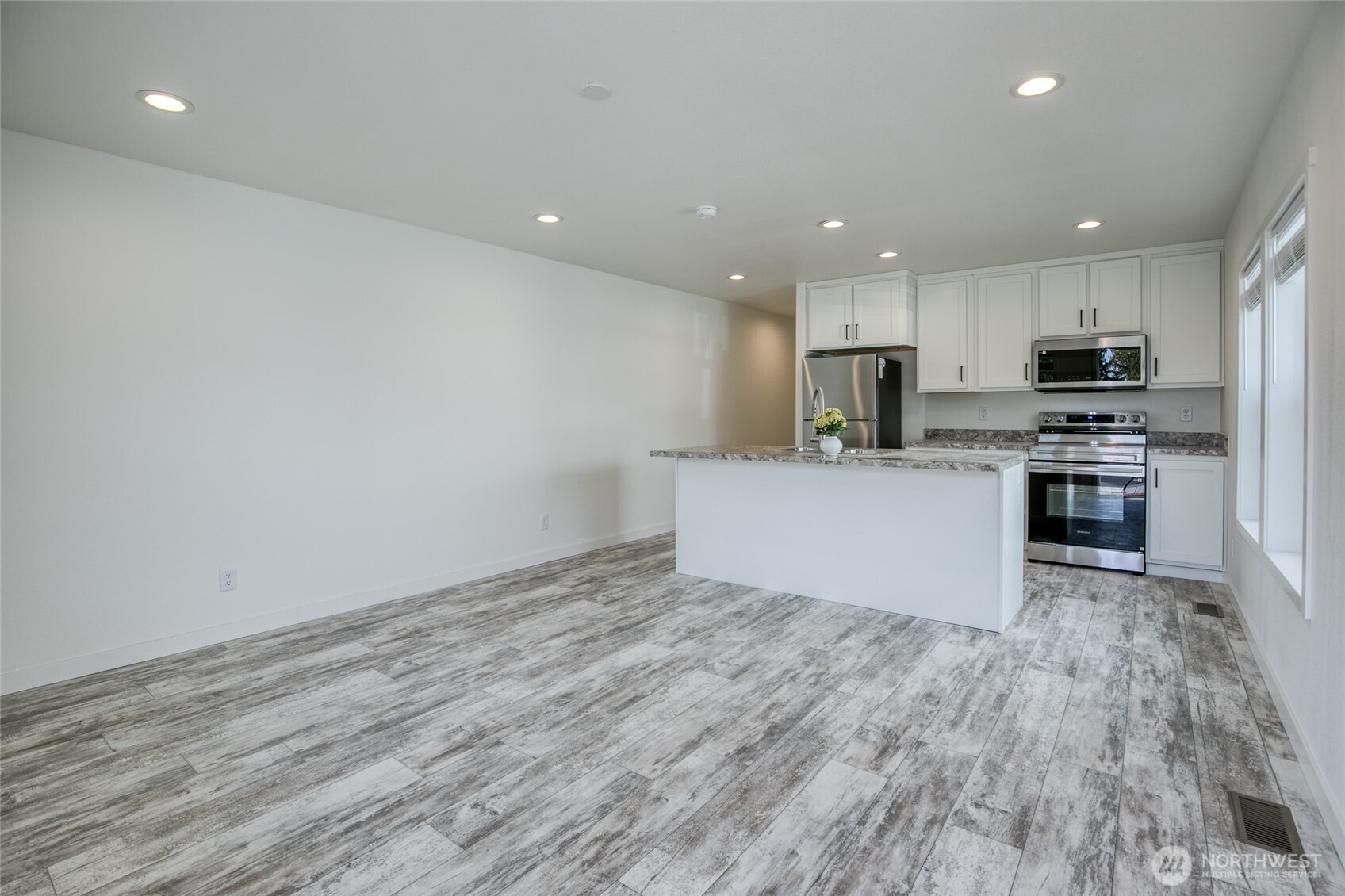 627 -d Sunset Avenue Property Photo 4