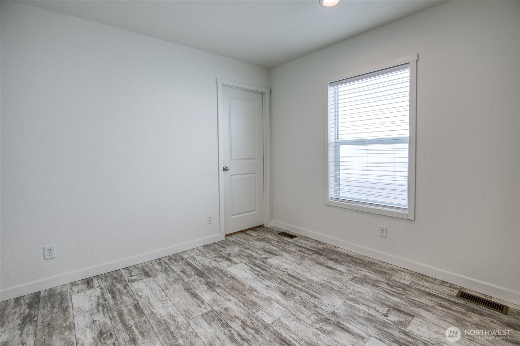 627 -d Sunset Avenue Property Photo 18