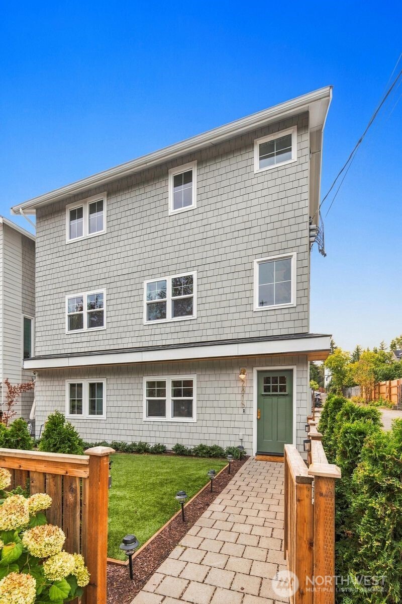2815 E Denny Way Property Photo 1