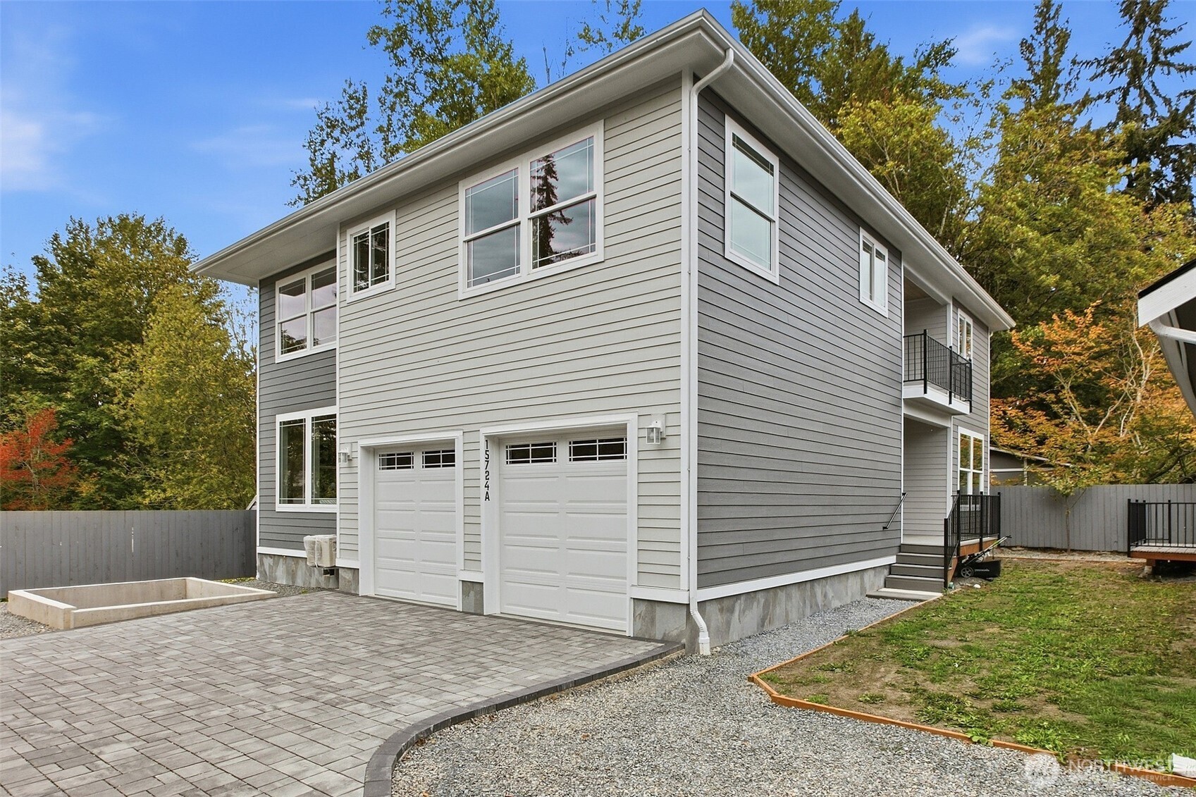 15724 King Place A Property Photo 2
