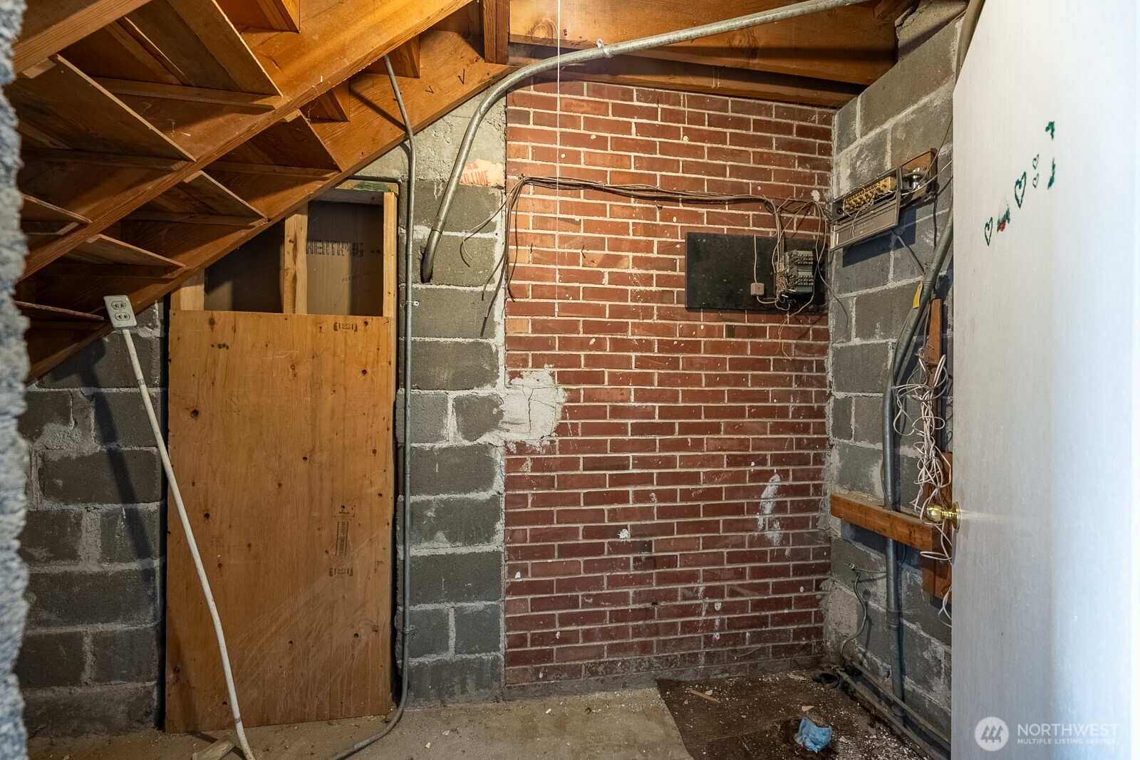 216 Division Avenue Property Photo 5