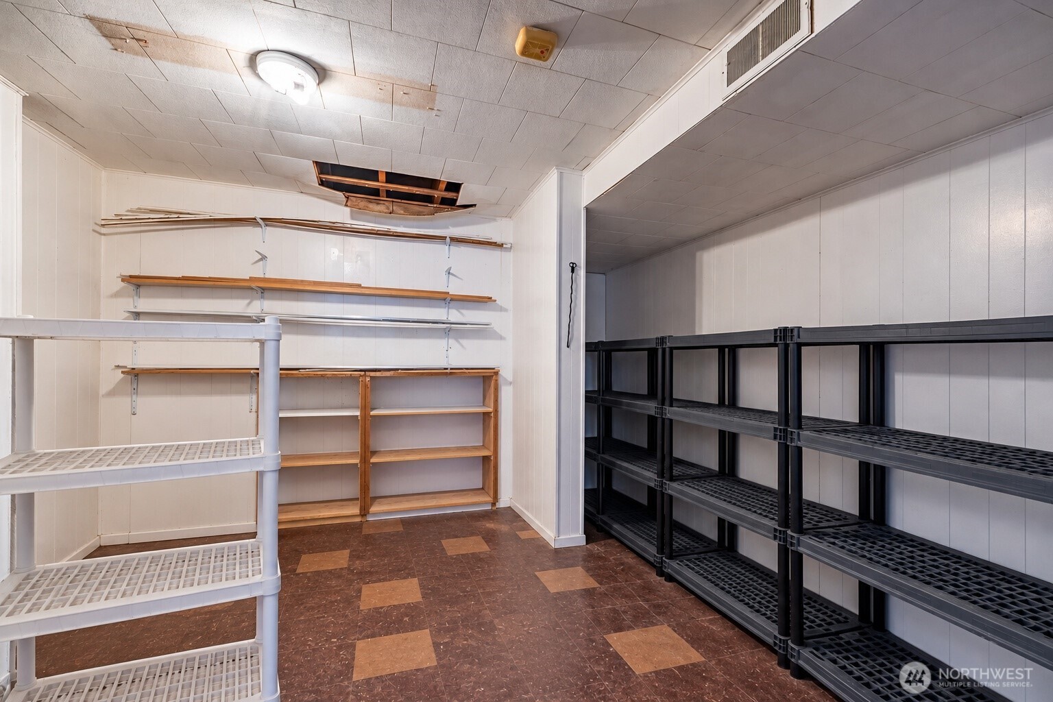216 Division Avenue Property Photo 6