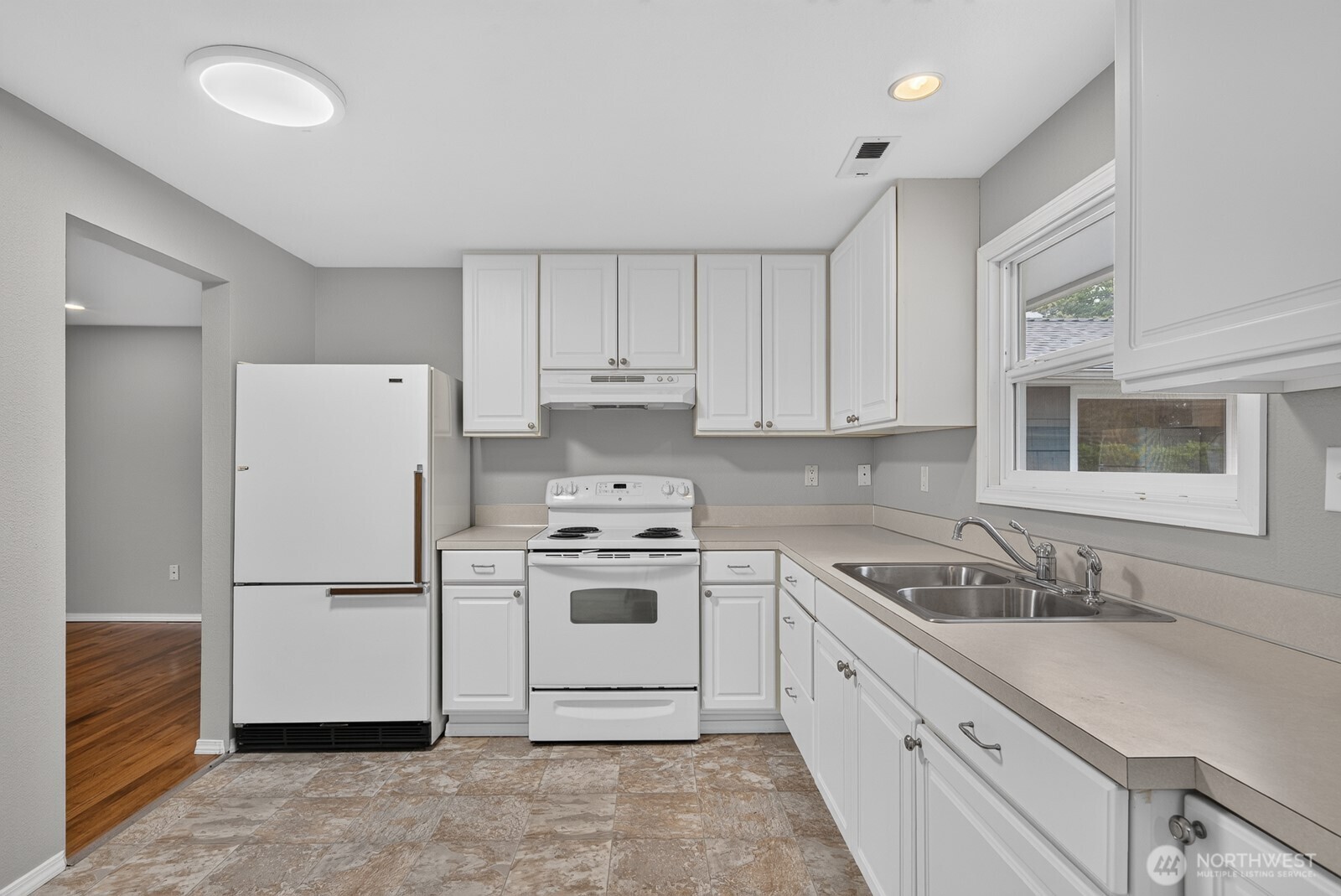 10 E Beech Street Property Photo 10