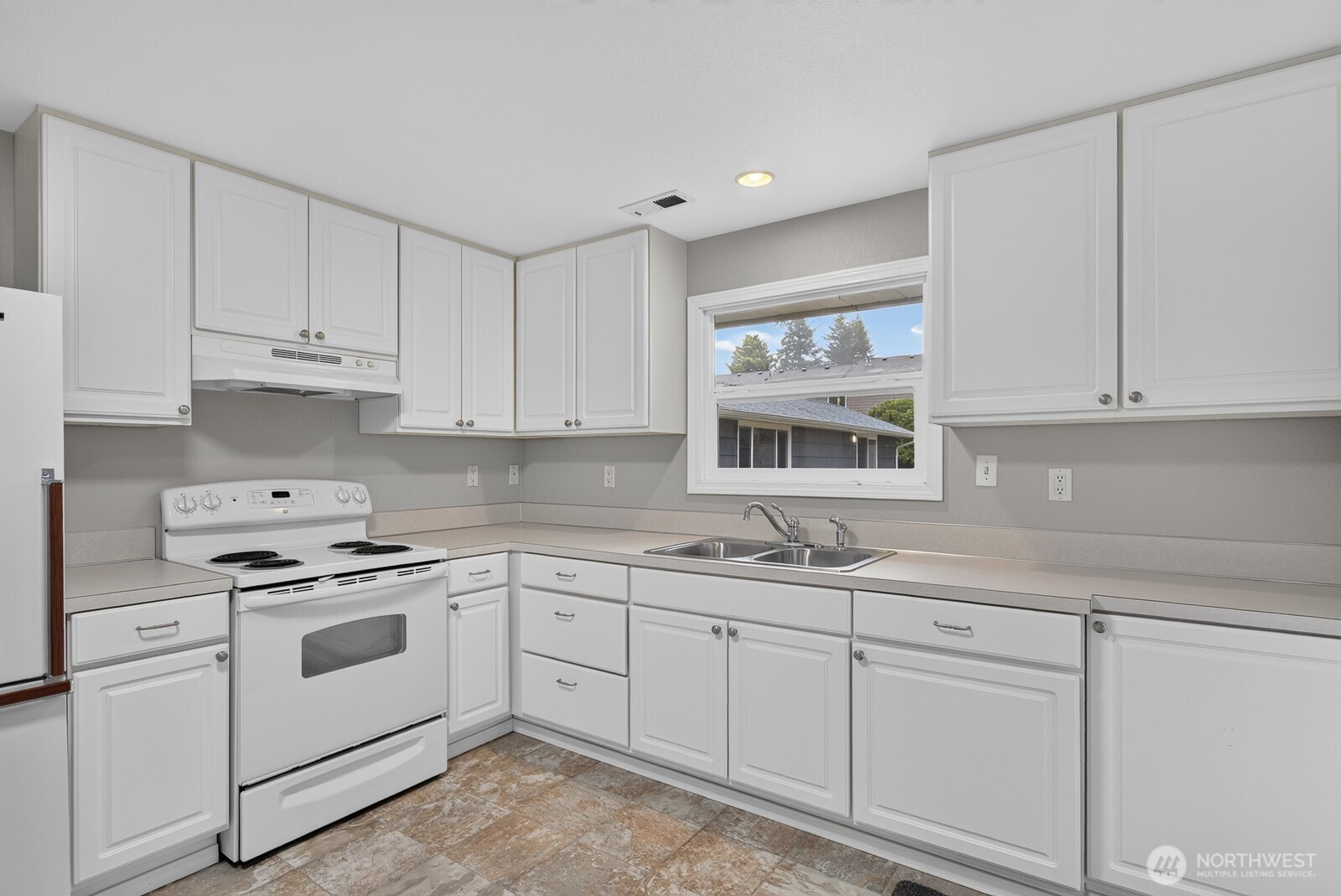 10 E Beech Street Property Photo 11