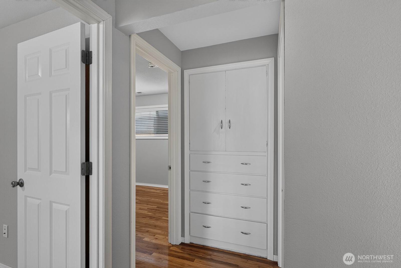 10 E Beech Street Property Photo 15
