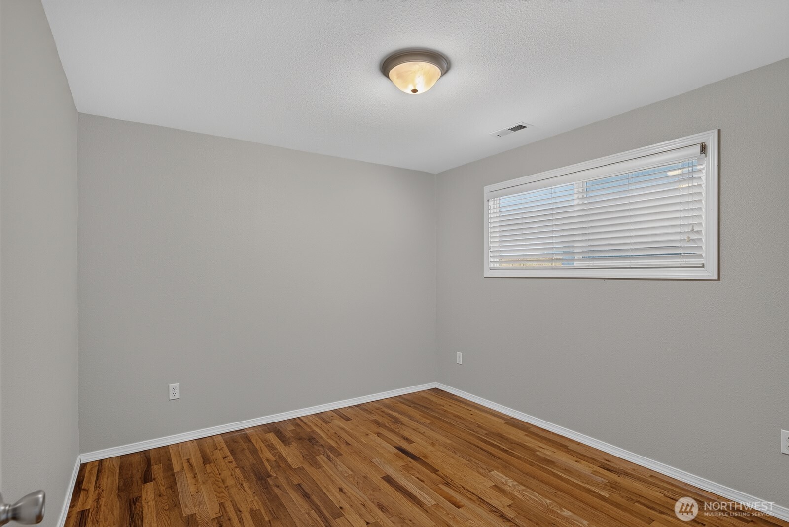 10 E Beech Street Property Photo 16