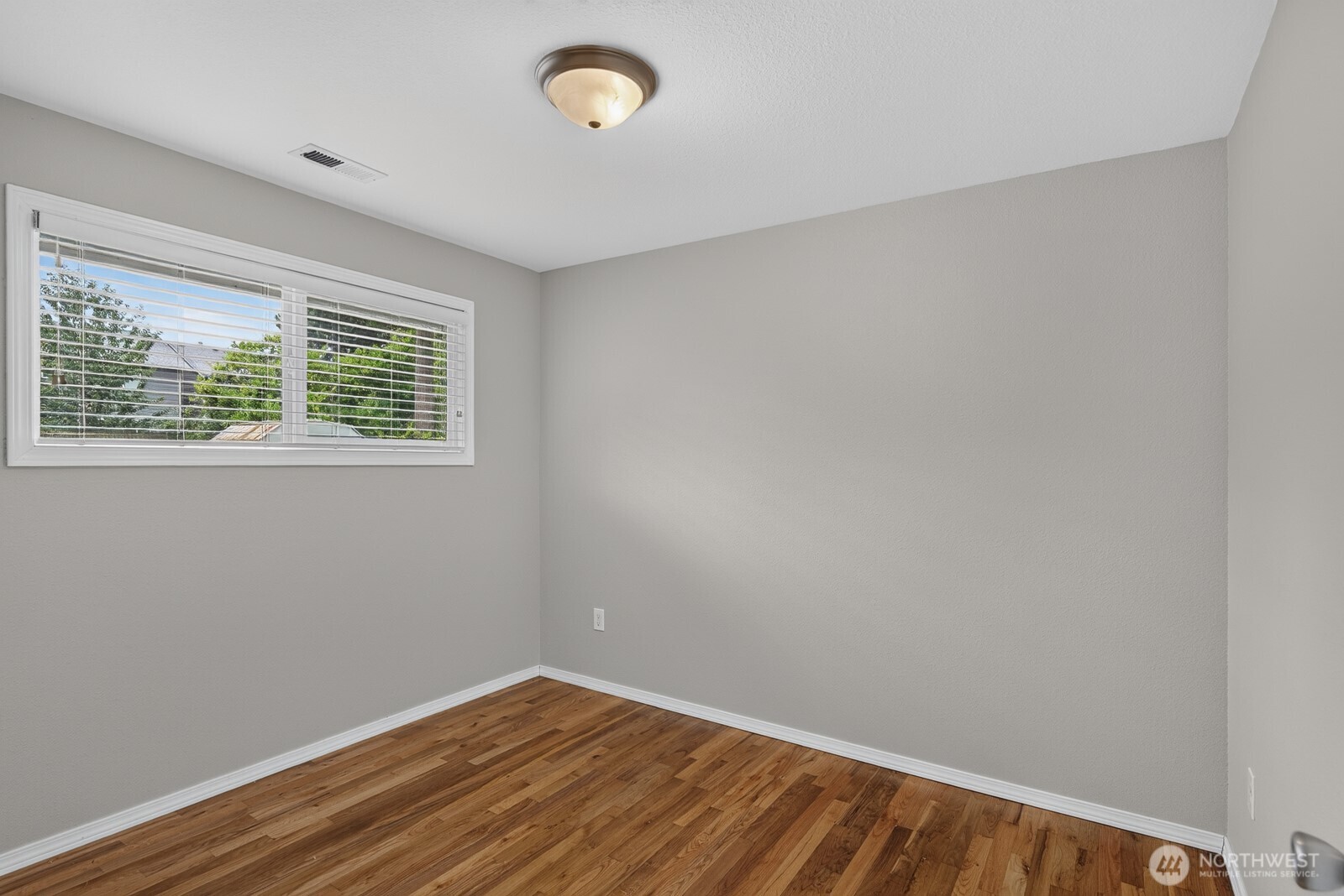 10 E Beech Street Property Photo 18