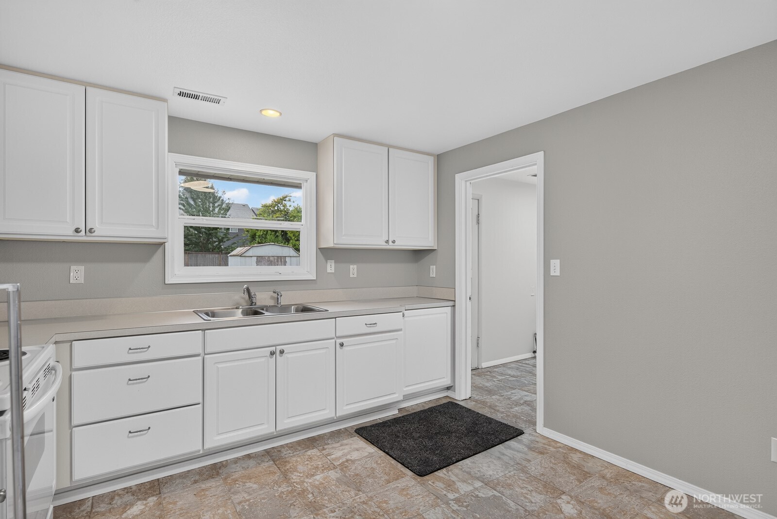 10 E Beech Street Property Photo 19
